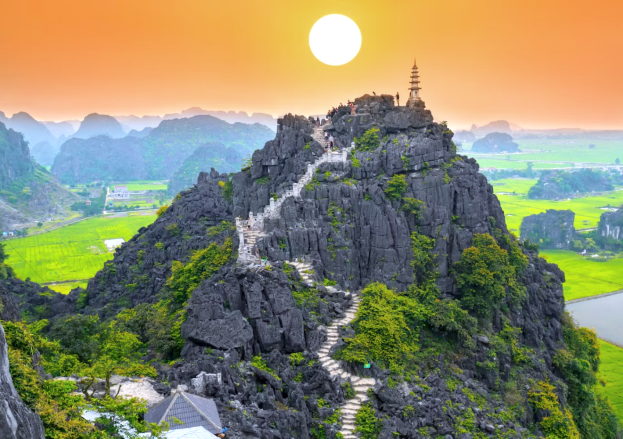 Scale Hang Mua Peak for the ultimate Ninh Binh view