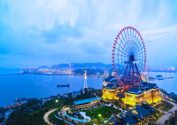 Catch the sunset from the Sun World Ha Long Complex Sky Wheel