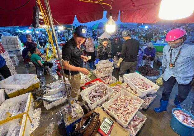 Explore local markets and try authentic Quang Ninh specialties