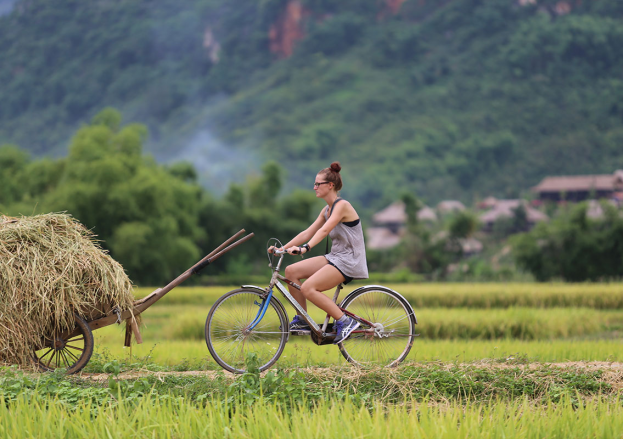 Cycle through rice paddies and stay in a stilt house in Mai Chau