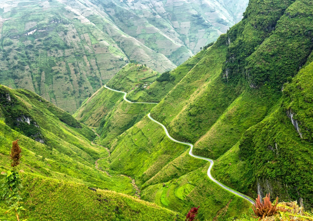 Drive the legendary Ma Pi Leng Pass – Vietnam’s most breathtaking mountain road