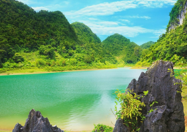 Unwind in the Peaceful Beauty of Thang Hen Lake