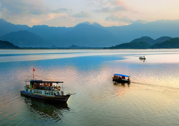 Cruise the Peaceful Waters of Nui Coc Lake