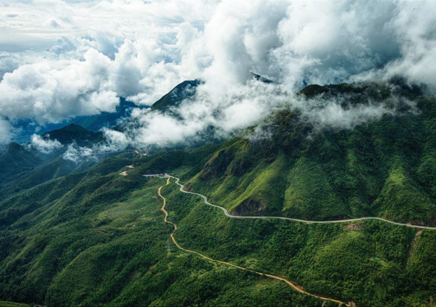 Lost in a Fairyland of Clouds at O Quy Ho Peak