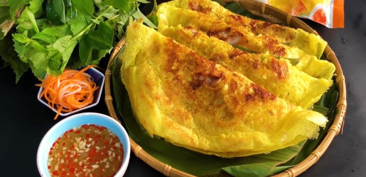 Taste Vietnam through the crispy delight of "Bánh Xèo"