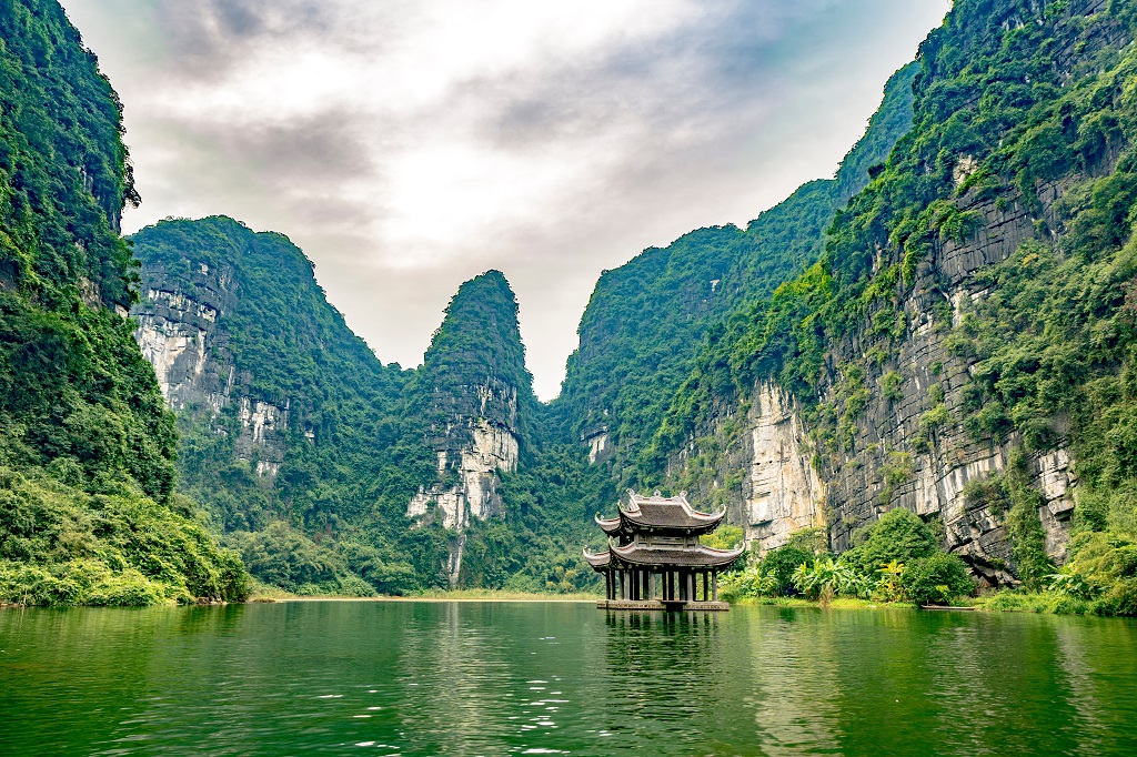 Journey through the World Cultural and Natural Heritage of Trang An
