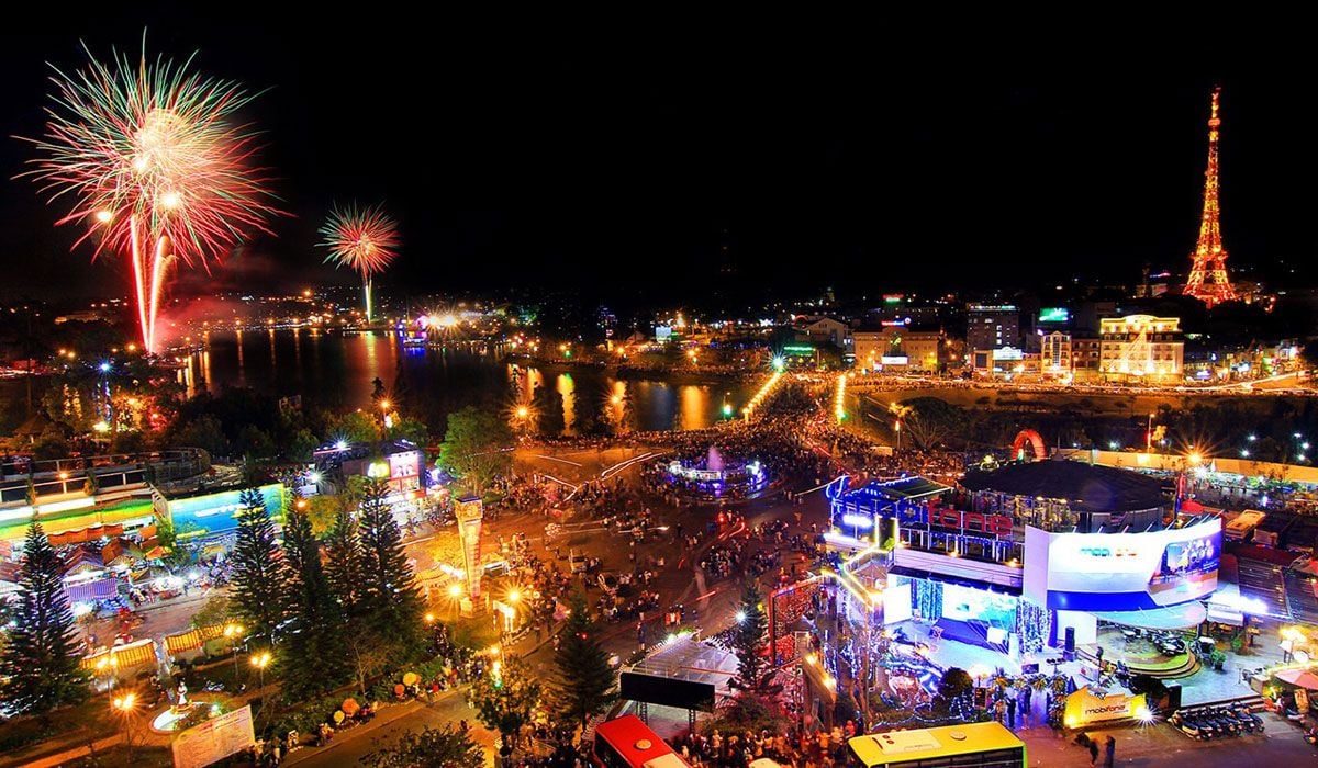 Strolling through Da Lat night market to taste famous street food
