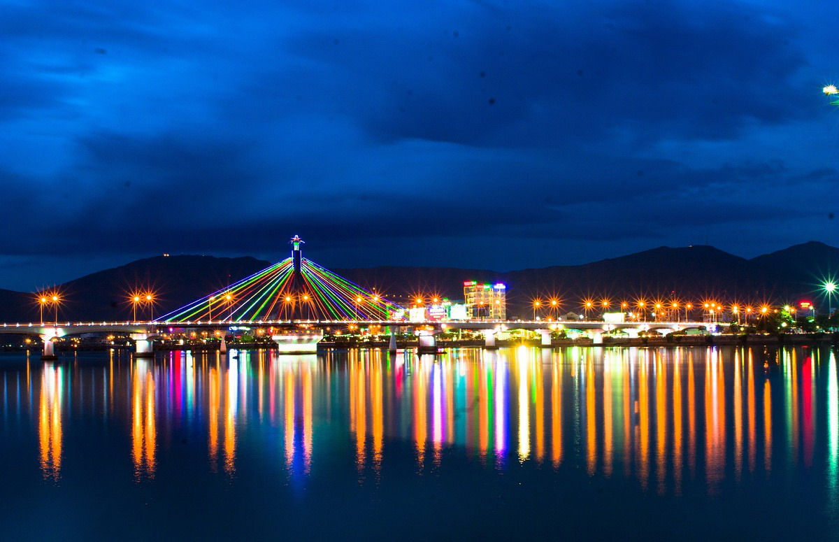 Discover the enchanting beauty of Han River Bridge at night