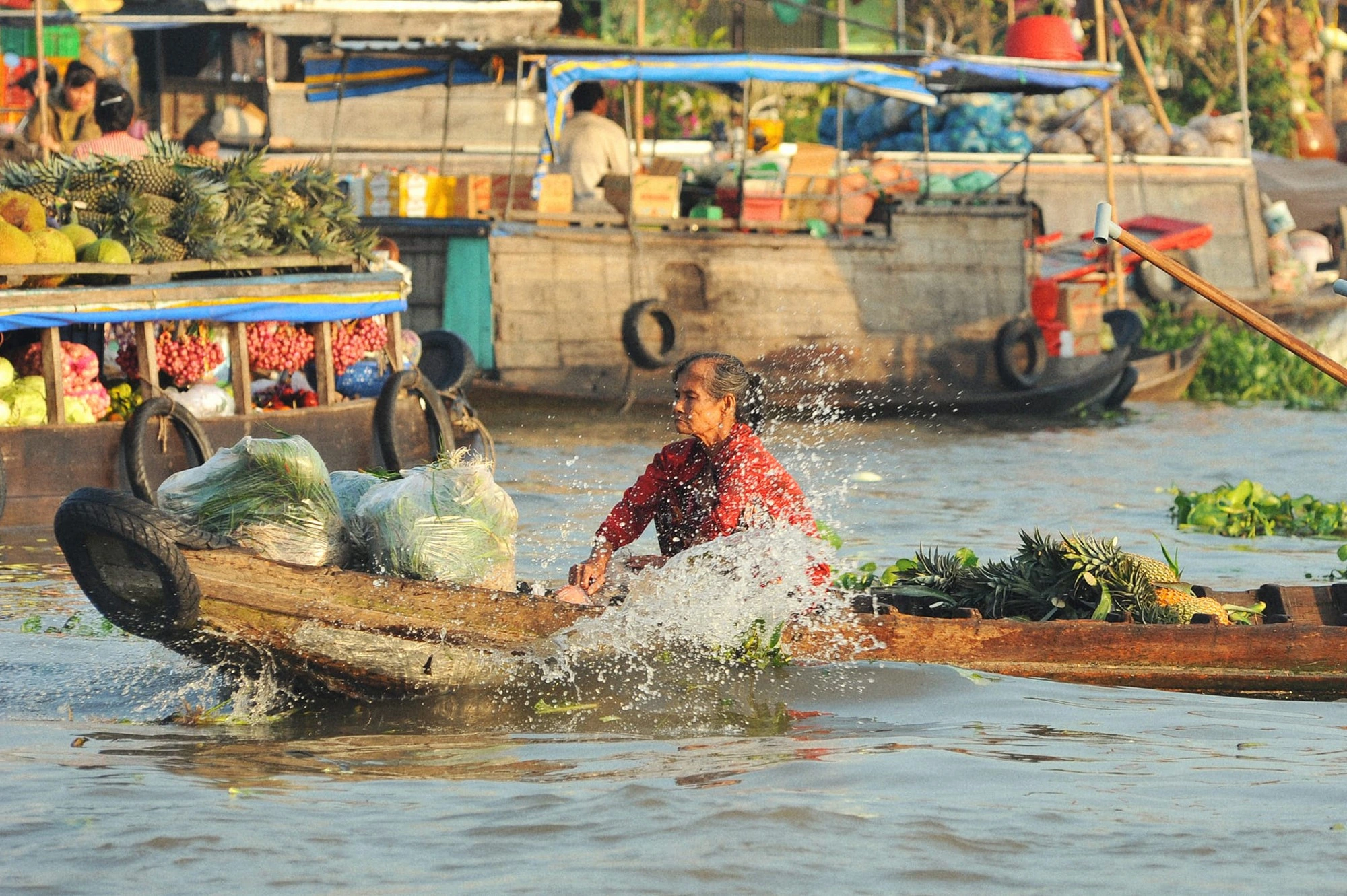 Experience the unique charm of Nga Nam Floating Market in Vietnam