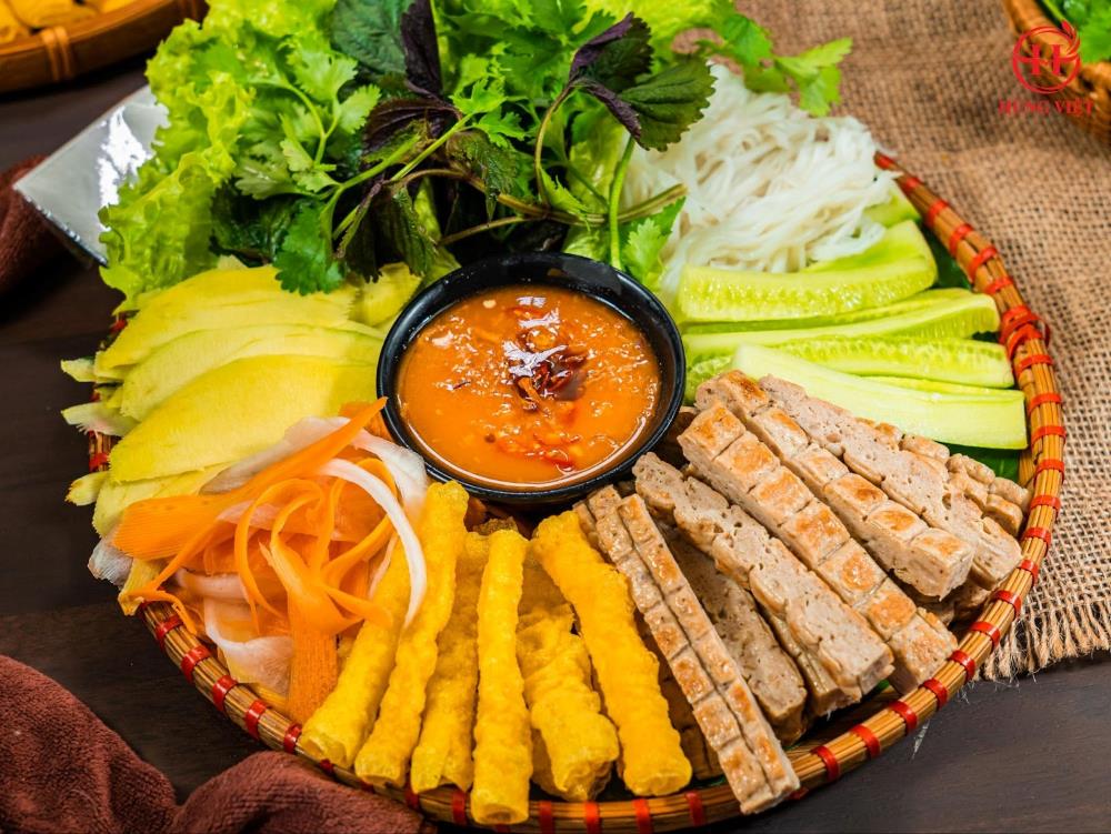 Taste the flavorful Vietnamese "Nem nướng" street food