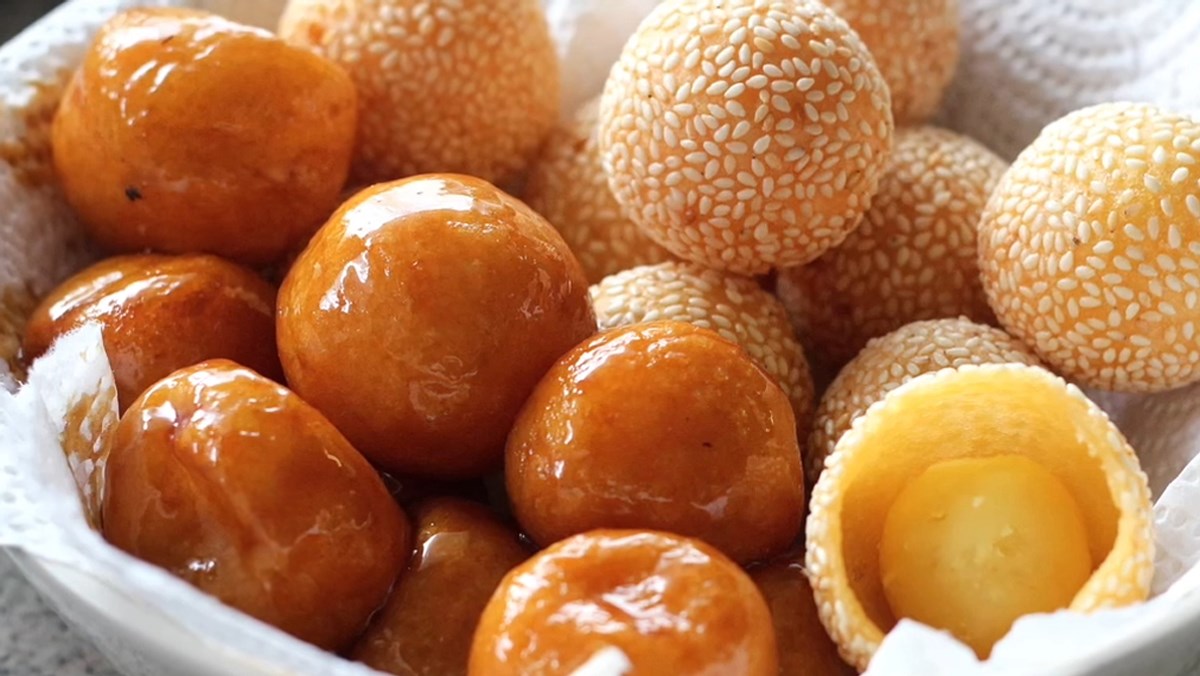Deep-Fried Glutinous Rice Balls: Experience the sweet crunch of traditional Vietnamese