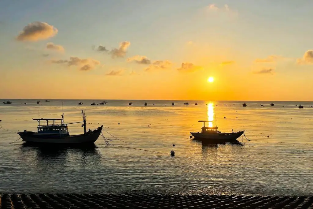 Lang Beach (Phu Quy): Pristine beauty amidst the blue sea