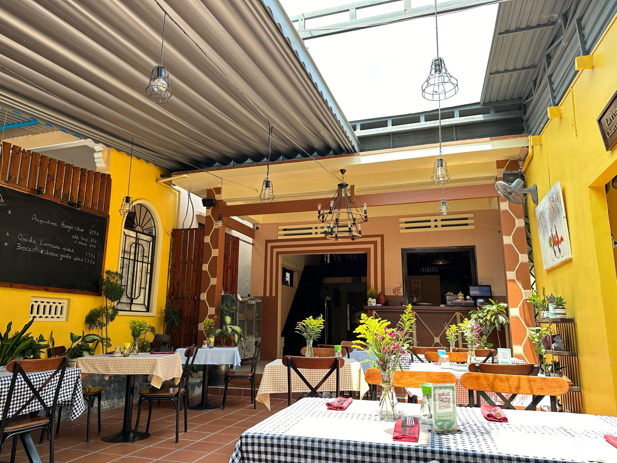 Parisian Romance in Hoi An – An evening at Le Petit Bistro