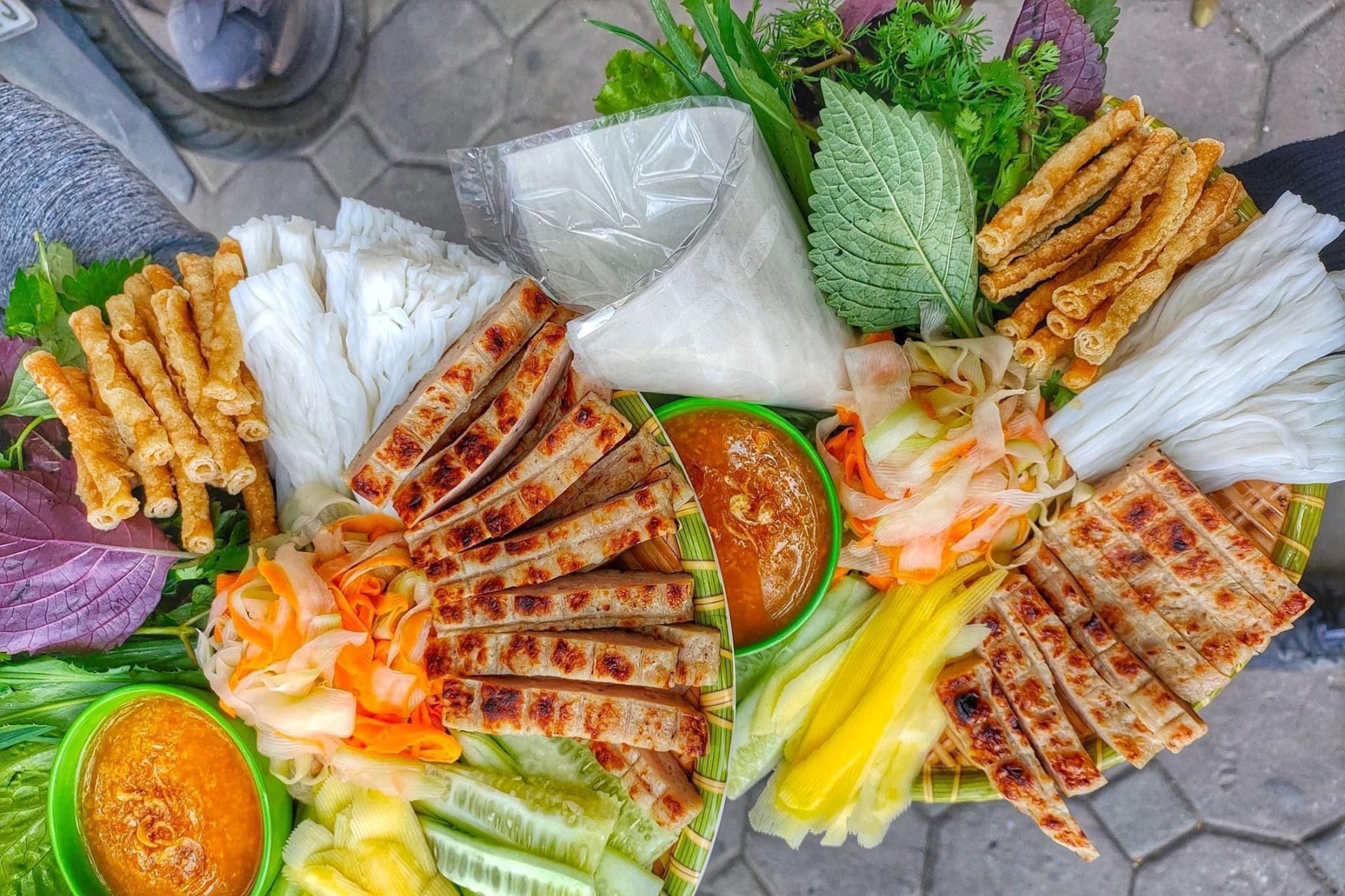 Taste the flavorful Vietnamese "Nem nướng" street food