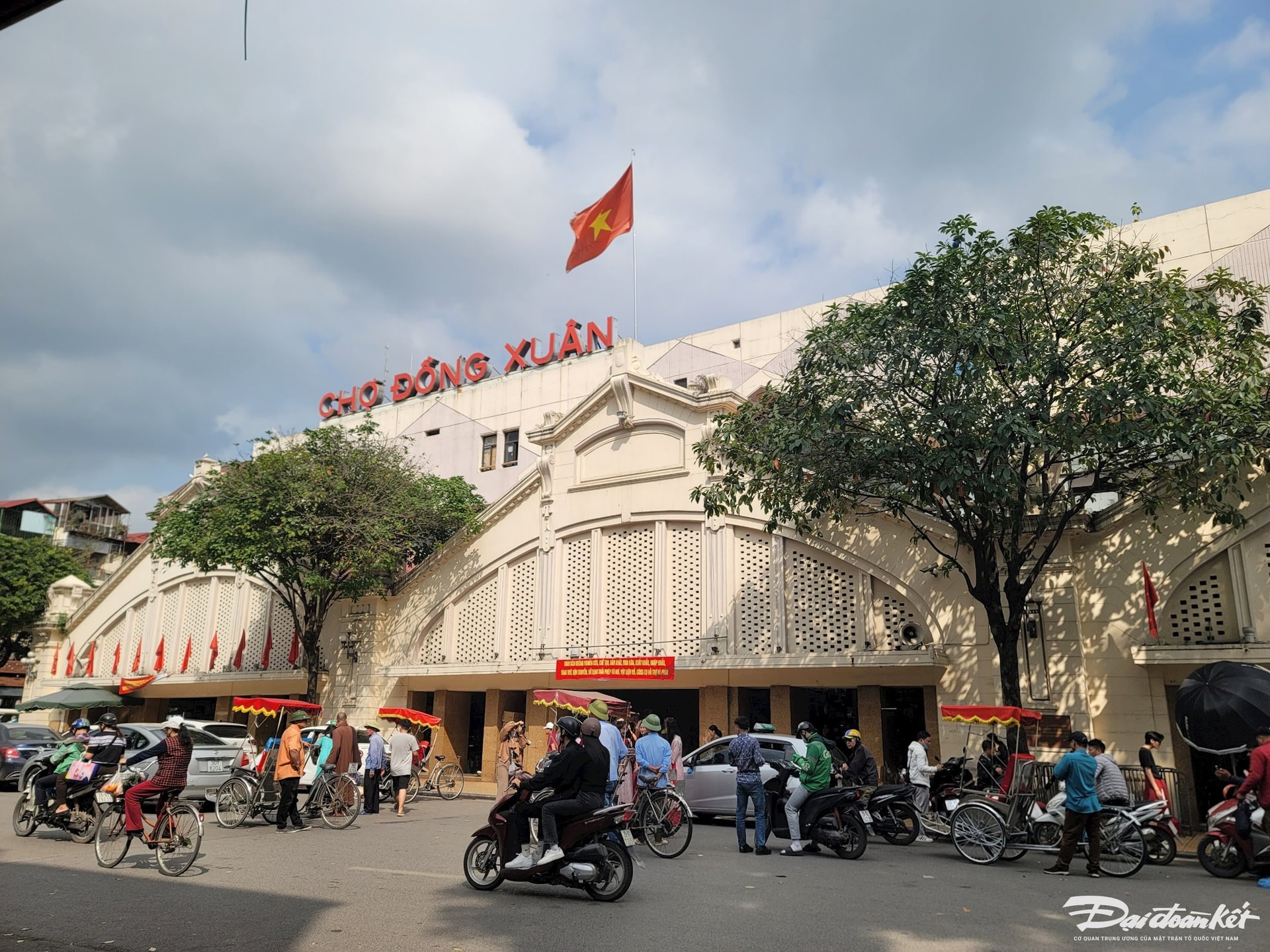 Discover Hanoi’s authentic flavors at Dong Xuan Market