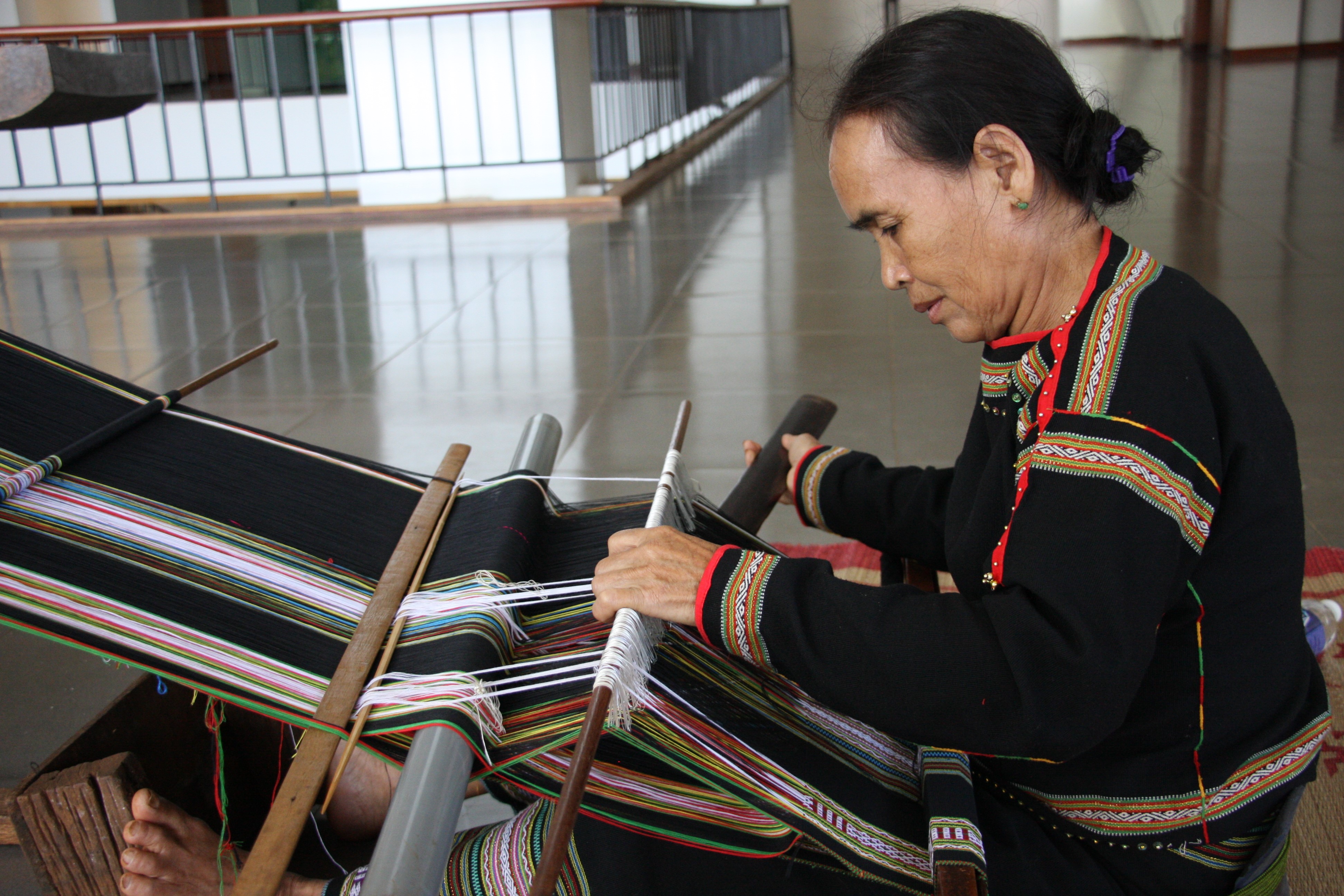 Unique art of pattern making on Ê Đê brocade fabric