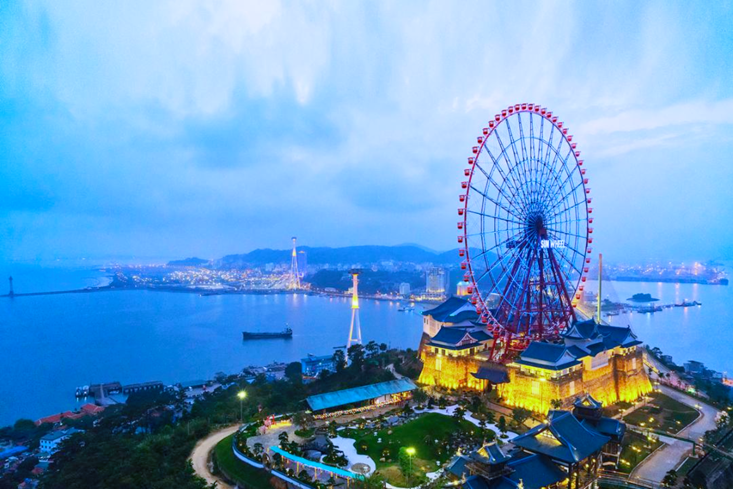 Catch the sunset from the Sun World Ha Long Complex Sky Wheel