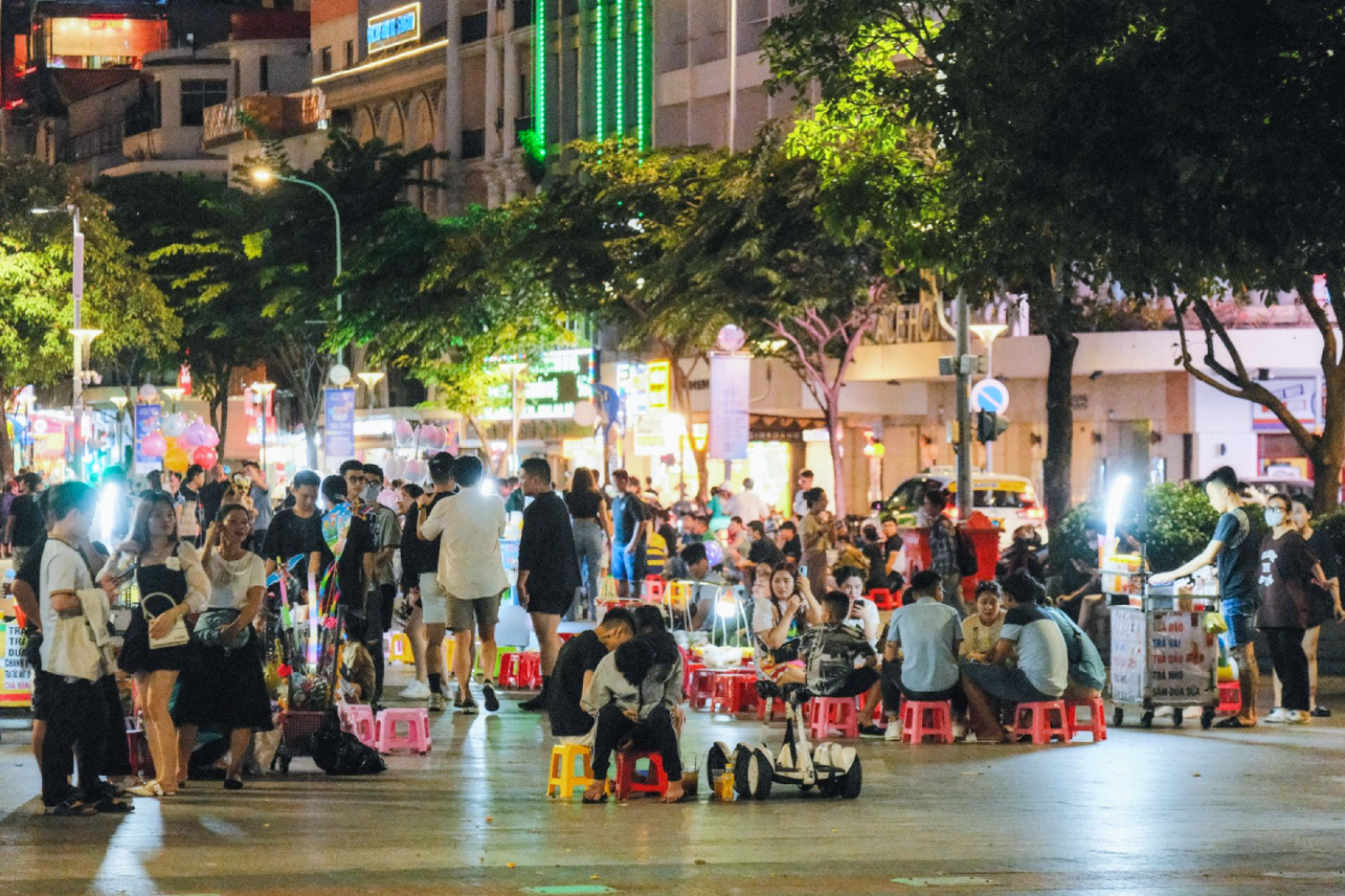 Stroll down Nguyen Hue walking street and feel the Pulse of Saigon