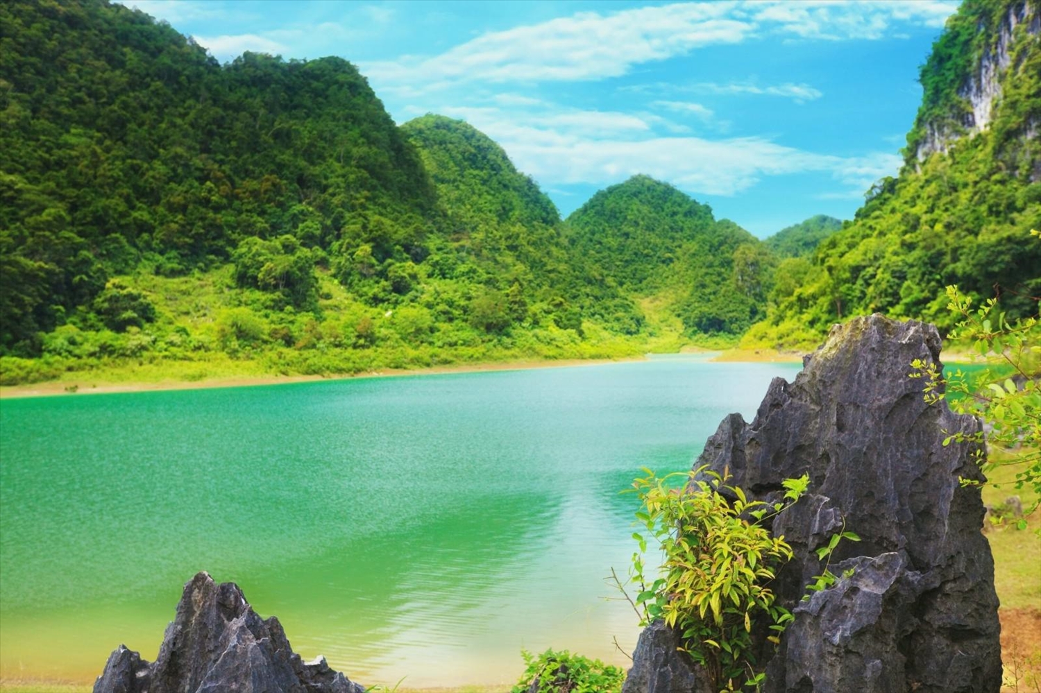 Unwind in the Peaceful Beauty of Thang Hen Lake
