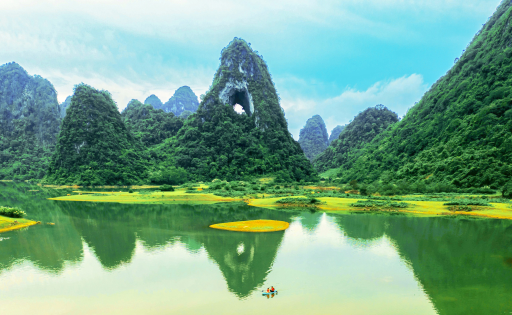 Walk through Non Nuoc Cao Bang Geopark