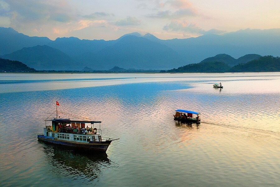Cruise the Peaceful Waters of Nui Coc Lake