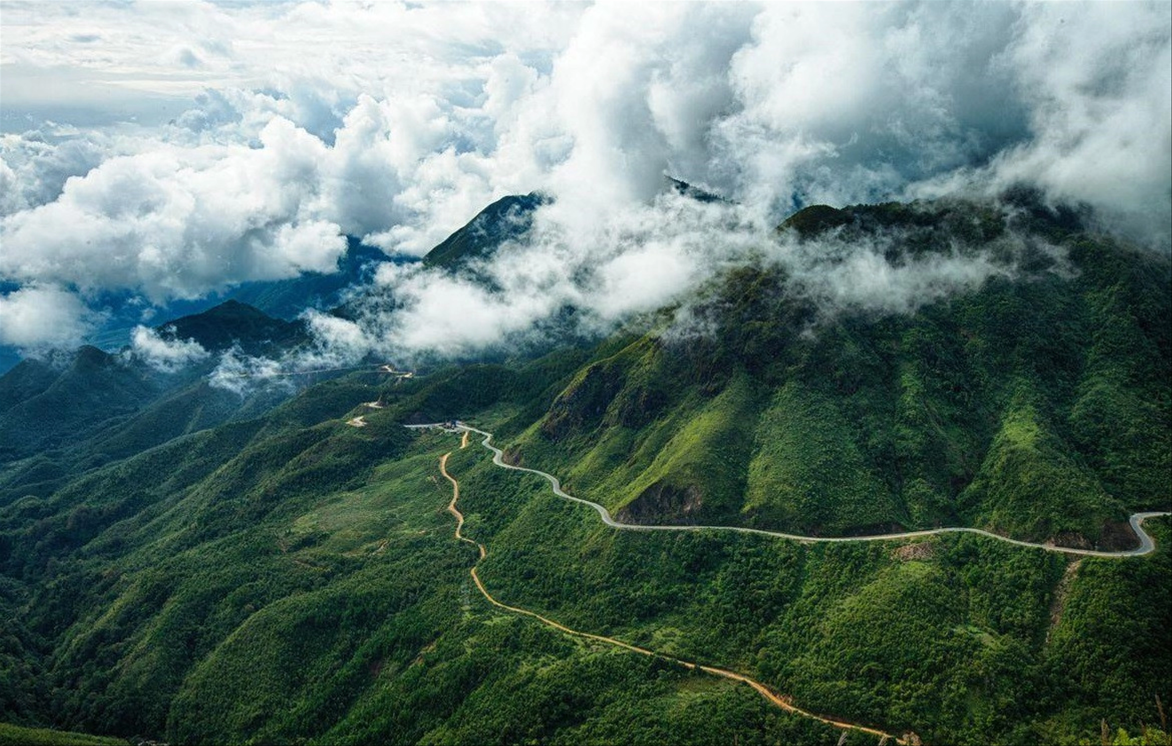 Lost in a Fairyland of Clouds at O Quy Ho Peak