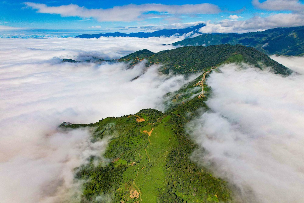 Trek the Dinosaur Spine and Chase Clouds atop Ta Xua